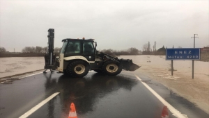 Edirne'de sağanak nedeniyle Enez-İpsala kara yolu trafiğe kapatıldı