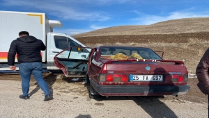 Erzincan'da kamyon otomobille çarpıştı: 6 yaralı