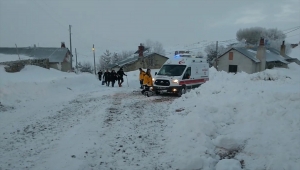 Erzincan'da yolu kardan kapanan köydeki hasta için ekipler seferber oldu