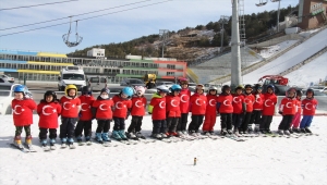 Erzurum'da öğrenciler kayak ve kayakla atlama eğitimini tamamladı