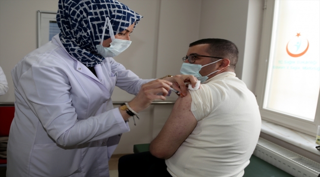 Erzurum Valisi Okay Memiş, Kovid-19 aşısı yaptırıp vatandaşları aşı olmaya davet etti