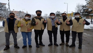 Erzurumlu gençler çetin kışta sokak hayvanlarını unutmadı