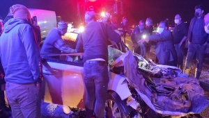 GÜNCELLEME - Manisa'da iş makinesine çarpan otomobilde aynı aileden 2 kişi öldü, 2 kişi yaralandı