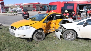 GÜNCELLEME - Samsun'da taksi ile otomobil çarpıştı: 1 ölü, 2 yaralı