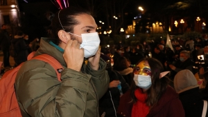Gürcistan'da Kovid-19 tedbirleri sokağa çıkma yasağına rağmen protesto edildi