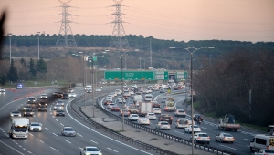 İstanbul'da sokağa çıkma kısıtlaması öncesi trafikte yoğunluk yaşanıyor