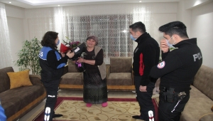 İstanbul'daki kızının ricası üzerine Amasya'da yaşayan annesinin doğum gününü polisler kutladı