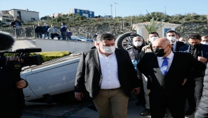 İzmir Büyükşehir Belediye Başkanı Soyer, hortum felaketinin yaşandığı Çeşme'de incelemelerde bulundu: