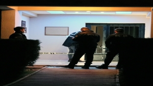 İzmir'de evinin önünde silahlı saldırıya uğrayan kişi yaralandı