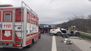 İzmir'de kamyona arkadan çarpan otomobilin sürücüsü öldü