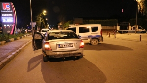 İzmir'de otomobiliyle polis aracına çarparak kaçan alkollü sürücü kovalamaca sonucu yakalandı