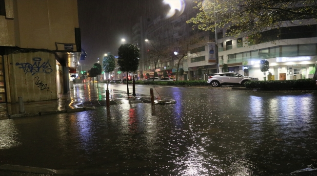 İzmir'de sağanak su birikintilerine neden oldu
