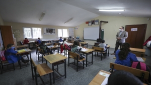 İzmir'de yüz yüze eğitime geçilen okullarda yaklaşık 16 bin öğrenci ders başı yaptı