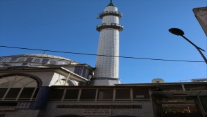 İzmir'deki fırtınada bir caminin minaresinden beton parçaları düştü