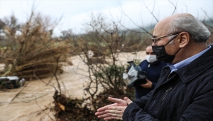 İzmir Valisi Köşger, sel nedeniyle 1 kişinin öldüğü Menderes'te incelemelerde bulundu: