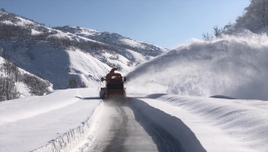 Kara yolları ekiplerinin karla mücadelesi sürüyor