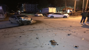 Karabük'te iki otomobile çarparak iki kişinin yaralanmasına neden olan kamyonetin sürücüsü kaçtı
