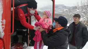 Kastamonu'da kardan yolu kapanan köyde hastalanan çocuk hastaneye ulaştırıldı