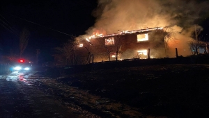 Kastamonu'daki yangında 2 katlı ev ve ahır kullanılamaz hale geldi