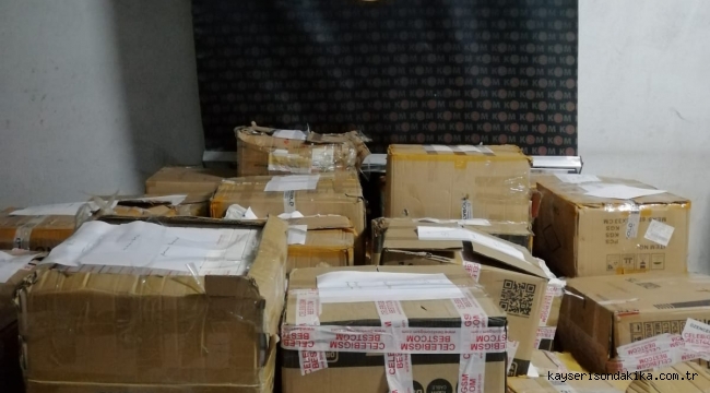 Kayseri'de kaçakçılık operasyonu: 900 bin TL'lik cep telefonu aksesuarı ele geçirildi