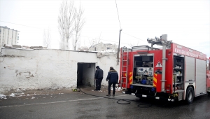 Kayseri'de yangın çıkan metruk evdeki 2 köpek kurtarıldı