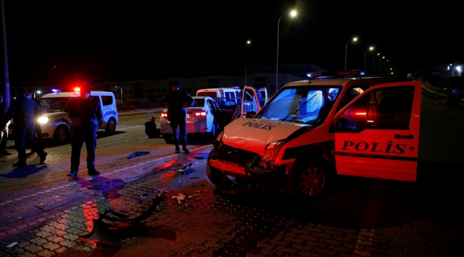 Kayseri Son Dakika: "Dur" ihtarına uymayan sürücü, otomobiliyle polis aracına çarpınca yakalandı
