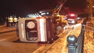 Kırşehir'de ambulans devrildi: 3 yaralı