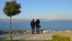 Kısıtlamadan muaf olan turistler Sapanca'da güzel havanın tadını çıkardı