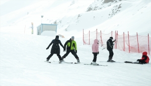 Kısıtlamadan muaf tutulan turistler Palandöken'de kayağın keyfini çıkarıyor