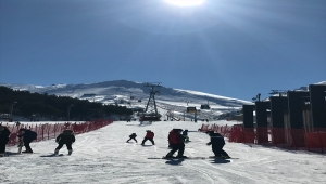 Kısıtlamadan muaf tutulan turistler Palandöken'de kayak yapmanın keyfini yaşıyor