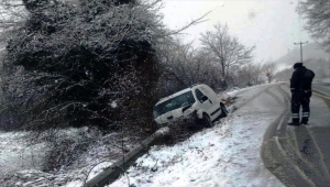 Kocaeli'de elektrik direğine çarpan hafif ticari araç 11 mahalleyi enerjisiz bıraktı