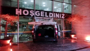 Kocaeli'de polisin "dur" ihtarına uymayan sürücü belediye binasının kapısına çarptı