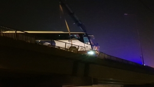 Kocaeli'de refüje çarpan otobüs viyadükte asılı kaldı: 6 yaralı