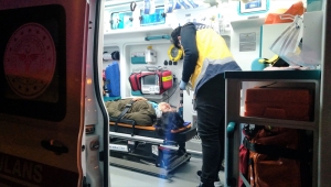 Kocaeli'de sağlık personelini taşıyan hafif ticari araç refüje çarptı: 2 yaralı