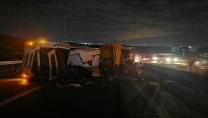 Kocaeli'de taş yüklü tır devrildi: 1 yaralı