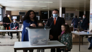 Kosova'daki erken genel seçimde başbakan adayları oylarını kullandı