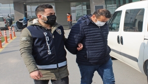 Manisa'da başkalarına ait gayrimenkulleri sahte kimlikle satmaya çalışan 2 şüpheli yakalandı