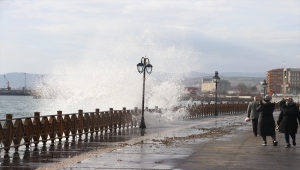 Marmara Denizi'nde lodos 3 gündür deniz ulaşımını olumsuz etkiliyor