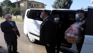 Mehmetçik kendileri için yün çorap ören "asırlık çınar" Zeliha nineye el dokuması seccade gönderdi