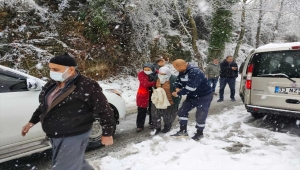 Mersin'de kardan kapanan yolda araçlarıyla mahsur kalan aileyi belediye ekipleri kurtardı