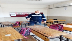 Mersin'de yüz yüze eğitimin başladığı köy okulları teneffüs aralarında dezenfekte ediliyor