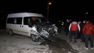 Niğde'de özel halk otobüsü ile minibüs çarpıştı: 2 yaralı