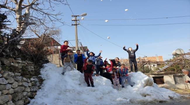 Osmaniye'de beton zeminde kayak yapan çocuklar dağdan getirilen karla sevindi