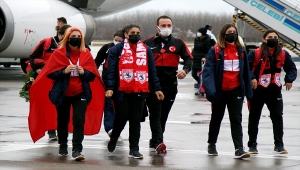 Özel sporcular memleketleri Samsun'da çiçeklerle karşılandı