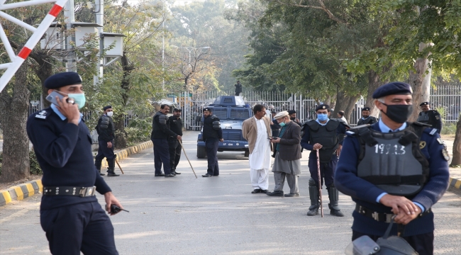 Pakistan'da polis, zam talebiyle protesto düzenleyen kamu çalışanlarına göz yaşartıcı gazla müdahale etti