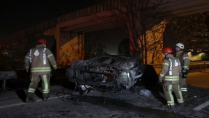 Pendik'te bariyerlere çarparak takla atan otomobildeki 5 kişi yaralandı