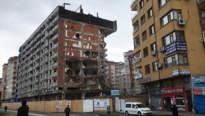 Rize'de kentsel dönüşüm projesi kapsamında bazı yapıların yıkımı sürüyor
