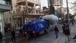 Rum polisinden, yolsuzluk ve Kovid-19 kısıtlamalarını protesto edenlere göz yaşartıcı gazla müdahale
