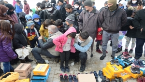 Sadakataşı Derneğinden Yüksekovalı öğrencilere bot ve mont yardımı