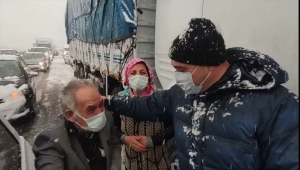 Sakarya Valisi Kaldırım, kapanan yolda mahsur kalmaları nedeniyle "kız istemeye" geciken aileye destek sözü verdi